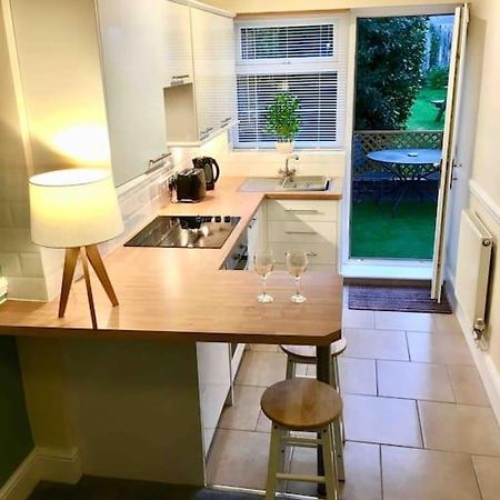 Cosy Coach House Garden Apartment By The Sea, Own Entrance Door, Garden Terrace With Exclusive Rear Door Access & Free Reserved Parking Space Only 2 Mtrs From Your Apt Door! Early Checkin From 3Pm And Late Check Out Till 11Am Available! Бродстеърс Екстериор снимка