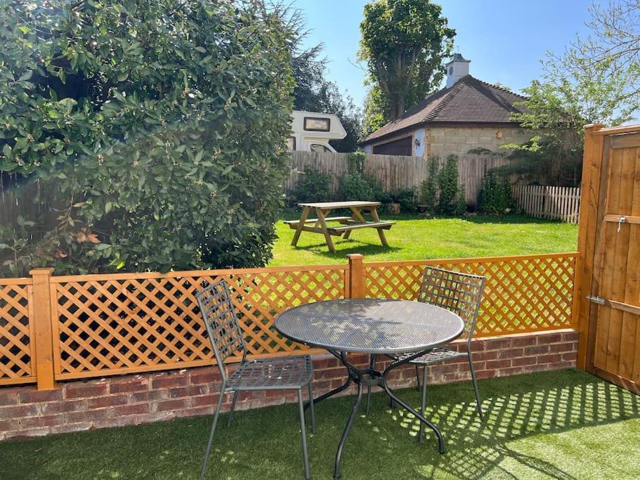 Cosy Coach House Garden Apartment By The Sea, Own Entrance Door, Garden Terrace With Exclusive Rear Door Access & Free Reserved Parking Space Only 2 Mtrs From Your Apt Door! Early Checkin From 3Pm And Late Check Out Till 11Am Available! Бродстеърс Екстериор снимка