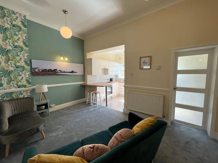 Cosy Coach House Garden Apartment By The Sea, Own Entrance Door, Garden Terrace With Exclusive Rear Door Access & Free Reserved Parking Space Only 2 Mtrs From Your Apt Door! Early Checkin From 3Pm And Late Check Out Till 11Am Available! Бродстеърс Екстериор снимка