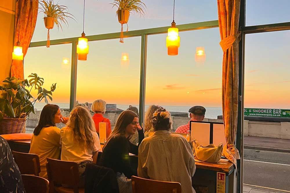 Cosy Coach House Garden Apartment By The Sea, Own Entrance Door, Garden Terrace With Exclusive Rear Door Access & Free Reserved Parking Space Only 2 Mtrs From Your Apt Door! Early Checkin From 3Pm And Late Check Out Till 11Am Available! Бродстеърс Екстериор снимка